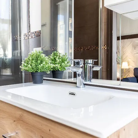 Duomo 5 Min Walk - 2 Bedrooms With Netflix, Wifi Apartament *